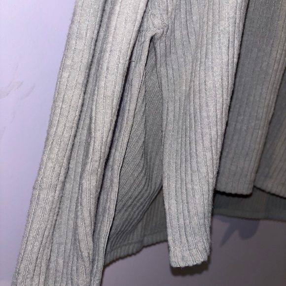 Gray V-Neck Ribbed Sweater - Picture 2 of 9